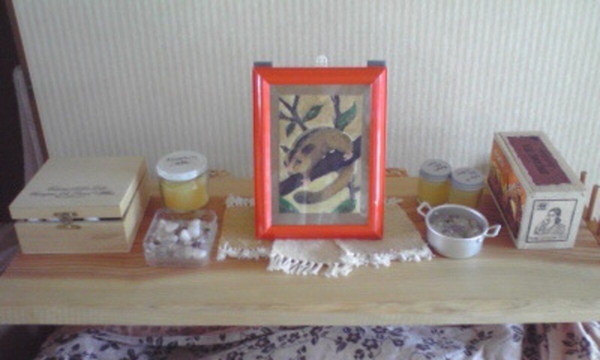 額を中心にして「左右対称に小物を置く