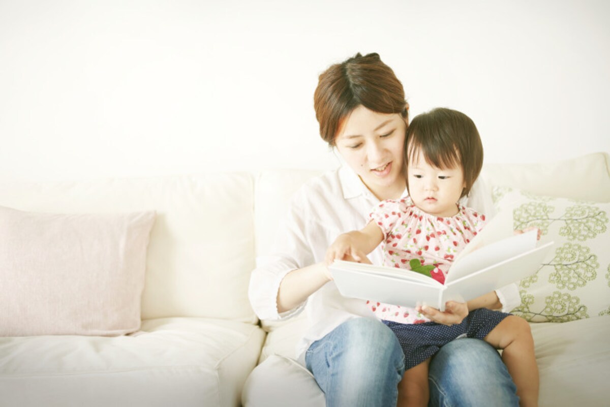 読書する母親と子供