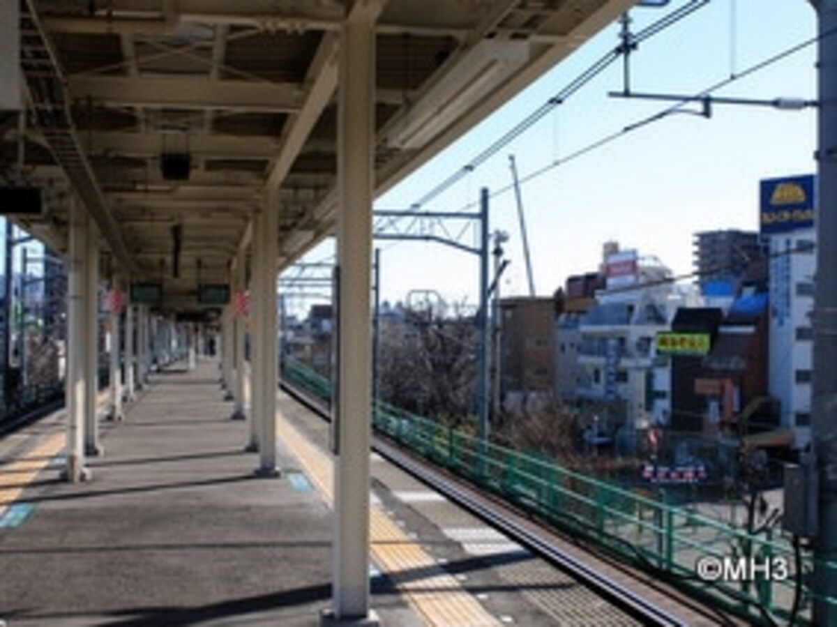 三河島駅ホームから。クレーン（右）が現地