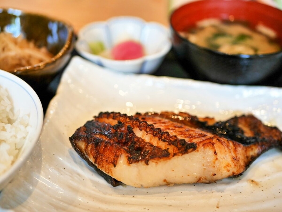 ランチタイムにおすすめの「銀だら西京焼き定食（1580円税込）」。厚みがあるので、ふんわり、しっとり（2017年6月16日撮影）