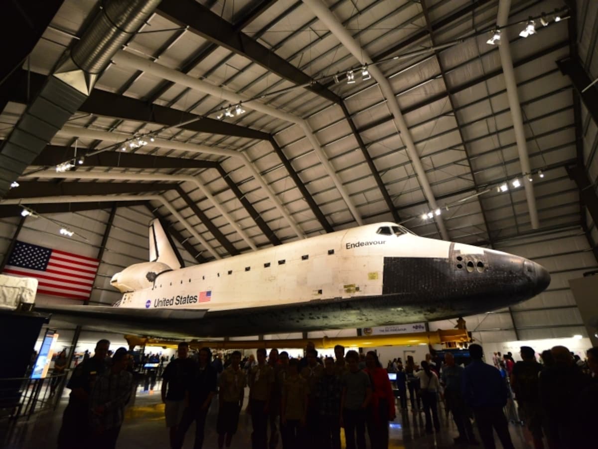 スペースシャトル全体を詳しく見ることができるように展示されている