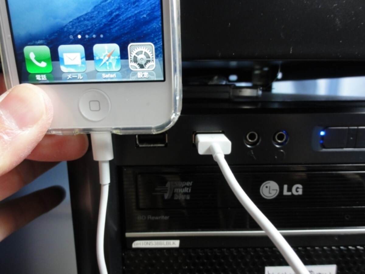 iPhone5とコンピュータをUSBで接続。