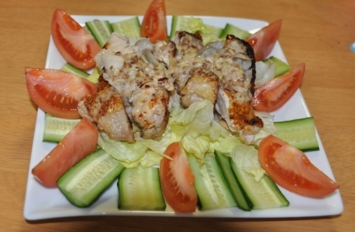 鶏もものごまだれソースがけ