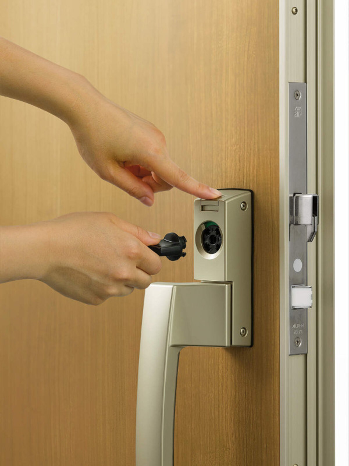 着脱式のサムターンであれば、心配も少なくなる。[スマートコントロールキー 脱着サムターン取外し：上部]　 YKK AP　https://www.ykkap.co.jp/
