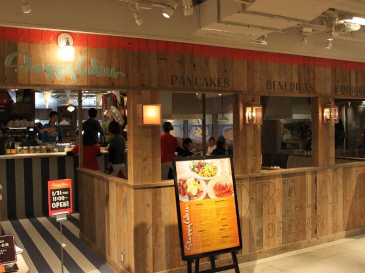 「スラッピーケークス」の店舗はアメリカンダイナー風のカジュアルな外装とインテリア