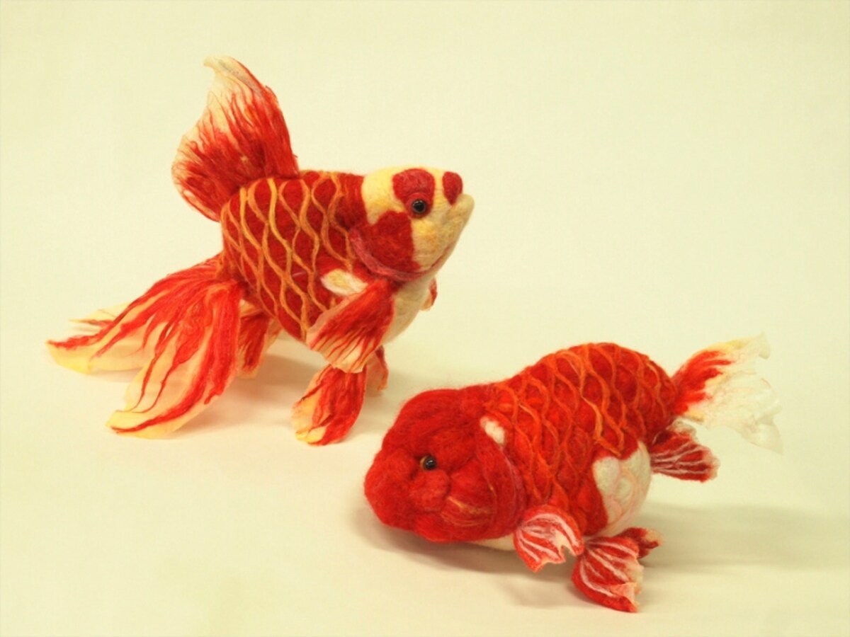 矢萩さんが考え出したヒレの透けている羊毛フェルト金魚（琉金とらんちゅう）