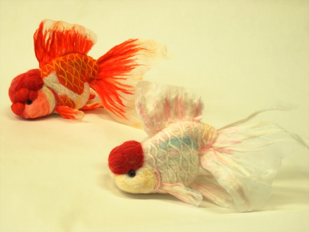 ヒレの透けている羊毛フェルト金魚（オランダ獅子頭と丹頂）