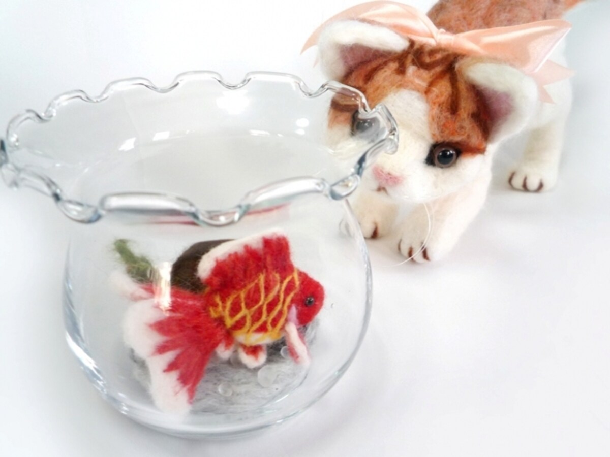 フェルトの猫と金魚を組み合わせた作品