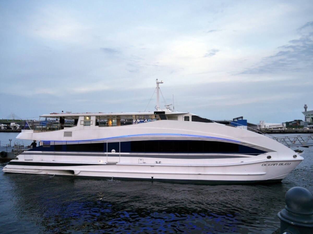 「OCEAN BLEU（オセアンブルー）」に乗って出航！ 定員は約50名、広々としています　※日によって使用艇は変わります（2017年6月1日撮影）