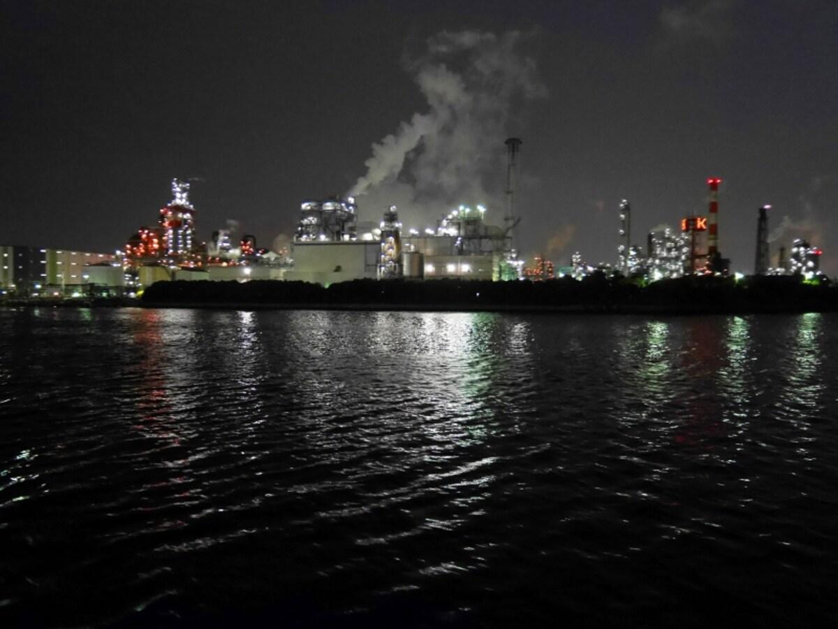 海上から眺める工場夜景クルーズが大人気！（2017年6月1日撮影）