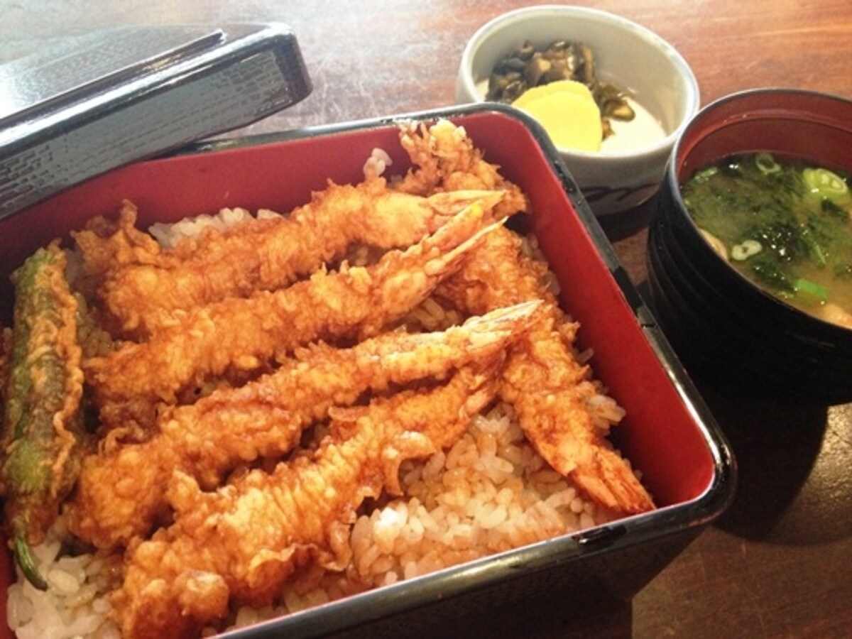 海老5尾に野菜1点の「海老天重」