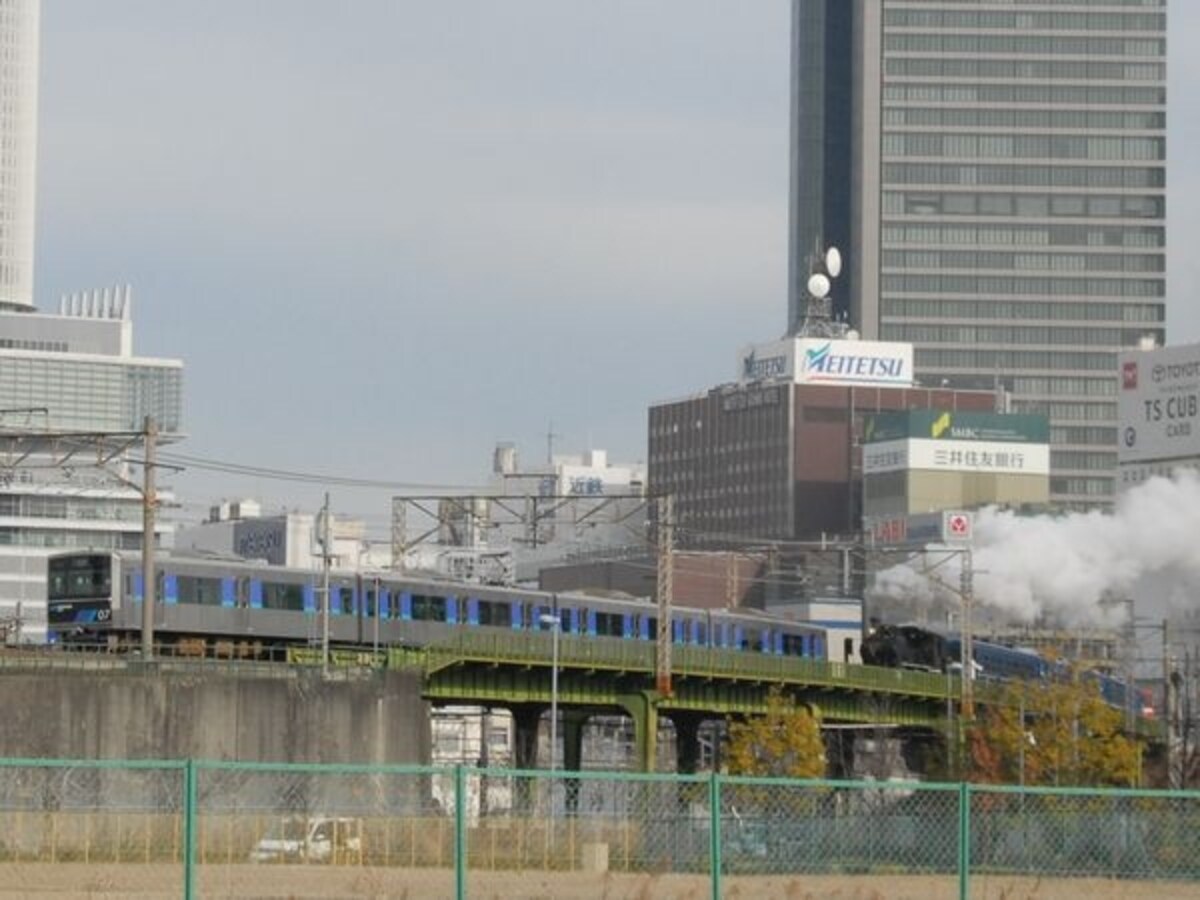 電車とすれ違うSL