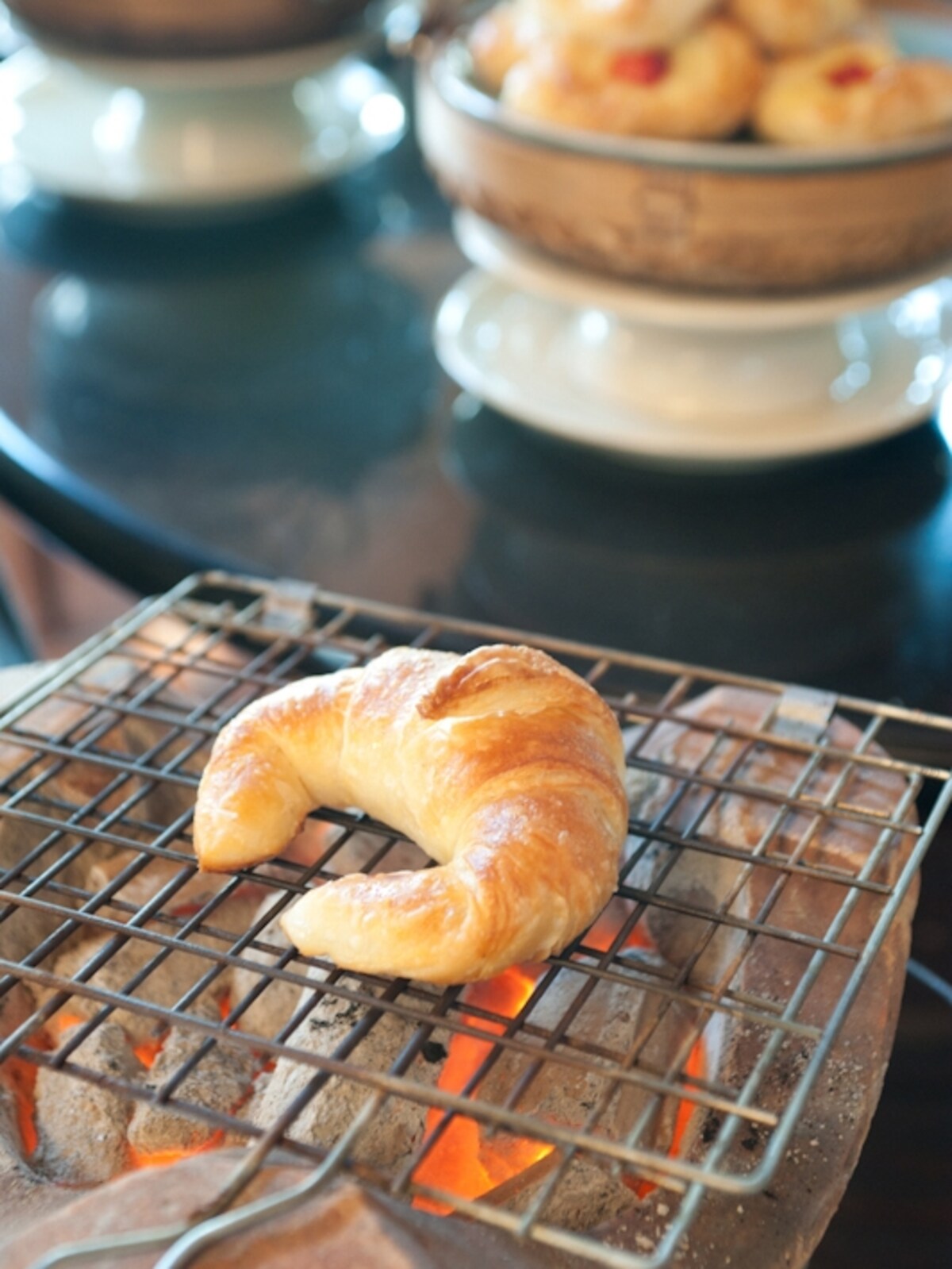 クロワッサンを炭火で焼くだけで極上の一品に(朝食より)