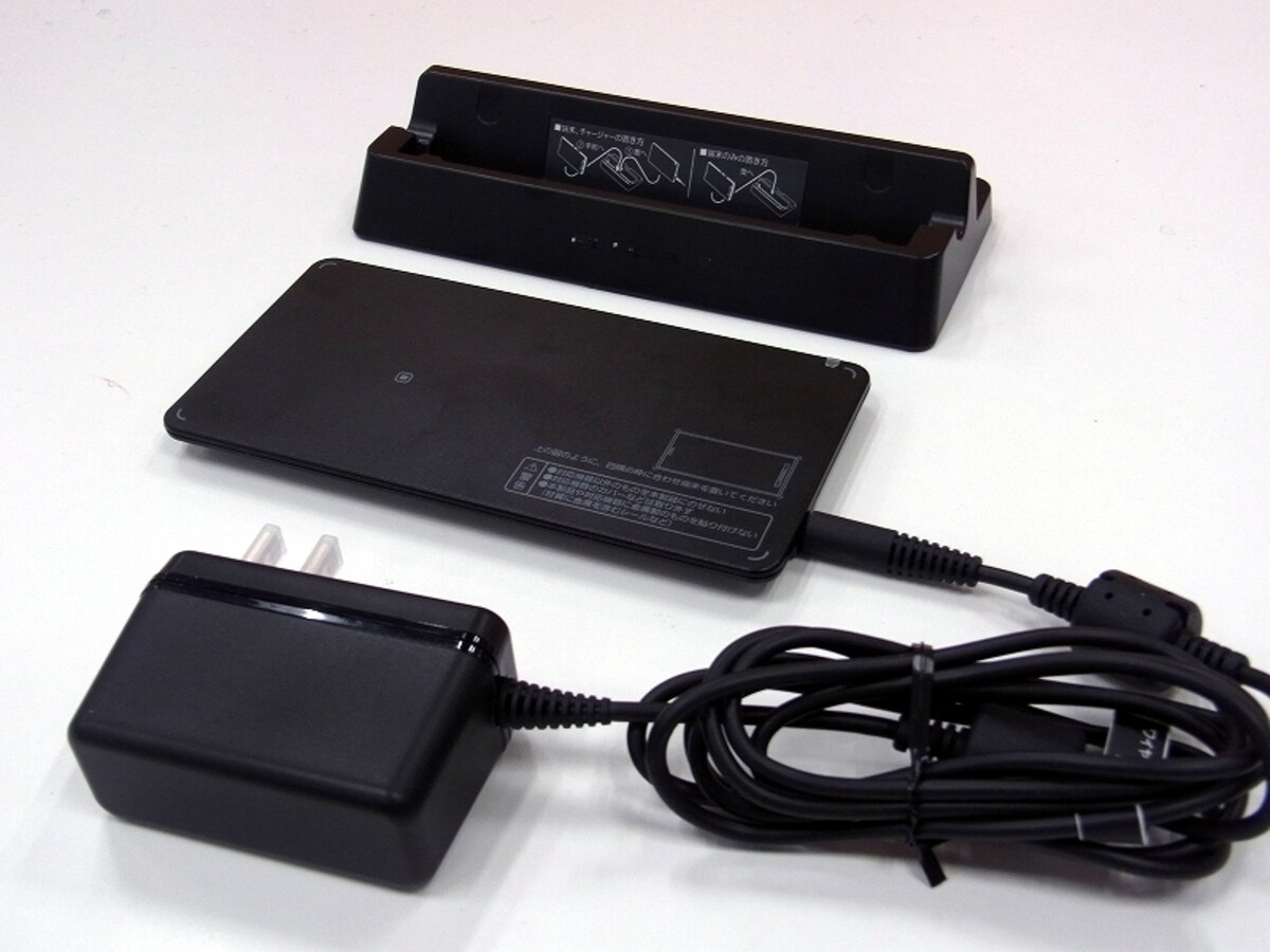 置くだけ充電器とスタンドが同梱されている