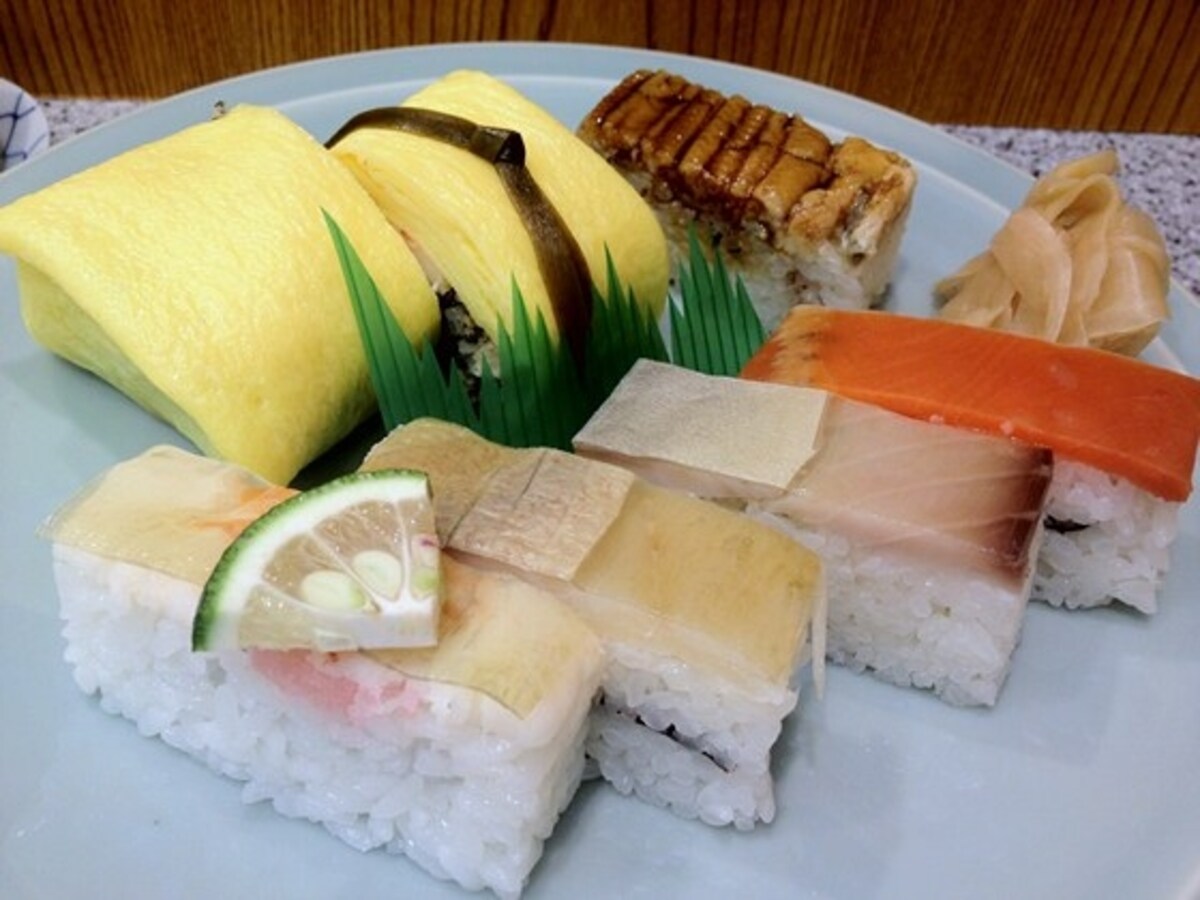 セットの「杉」と単品の鮭、鯖、穴子