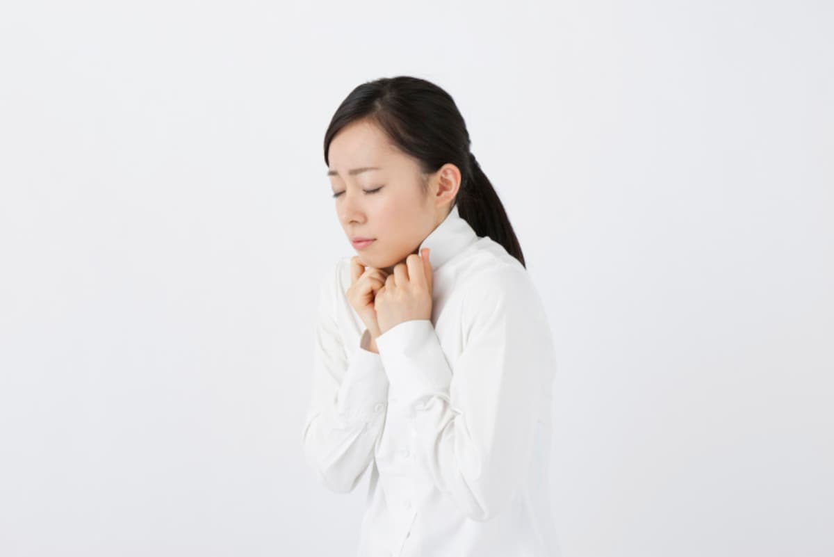 胸を開く鎖骨ストレッチで、縮まった体勢をなおしましょう