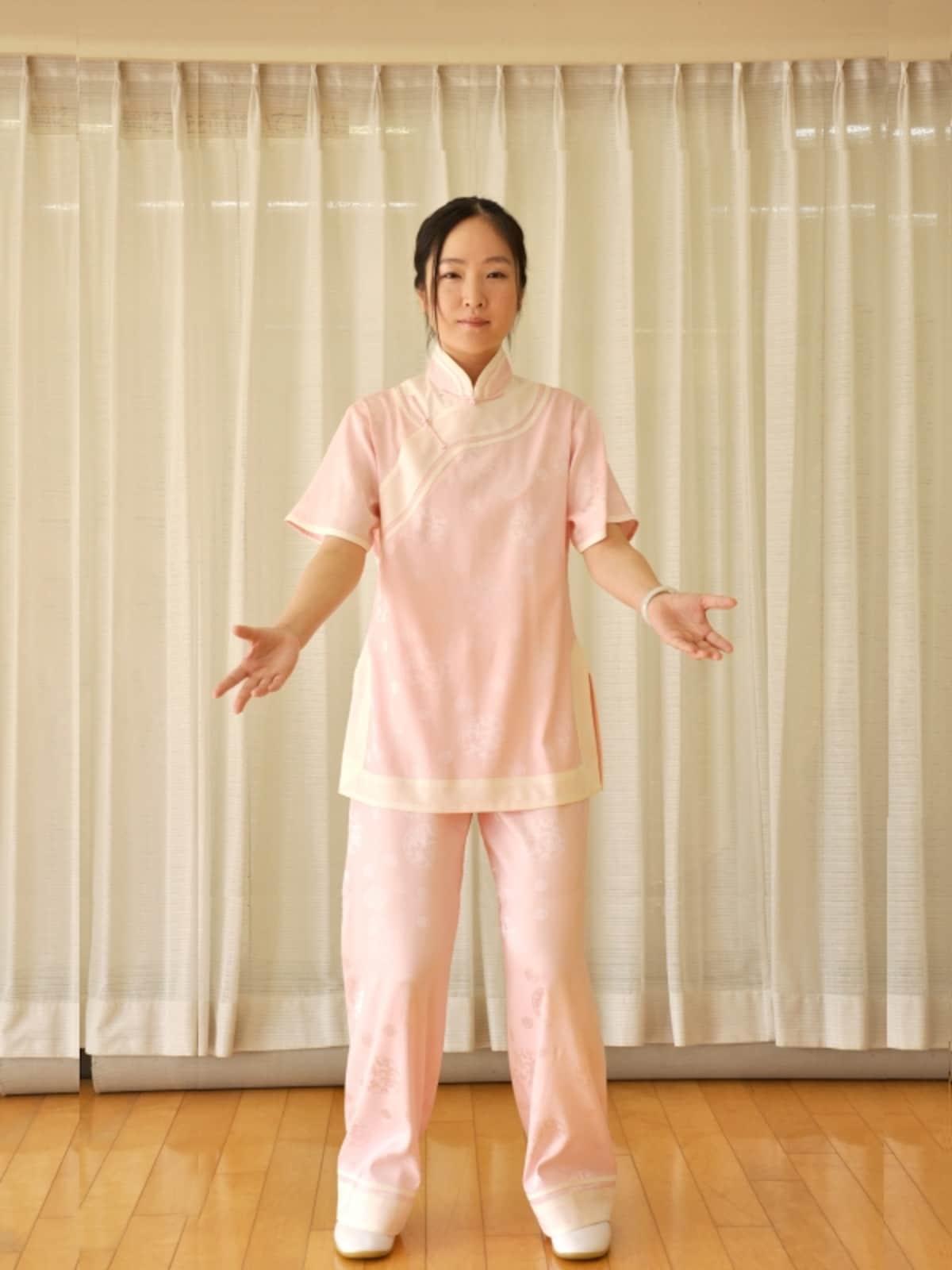 2.両手を持ち上げる