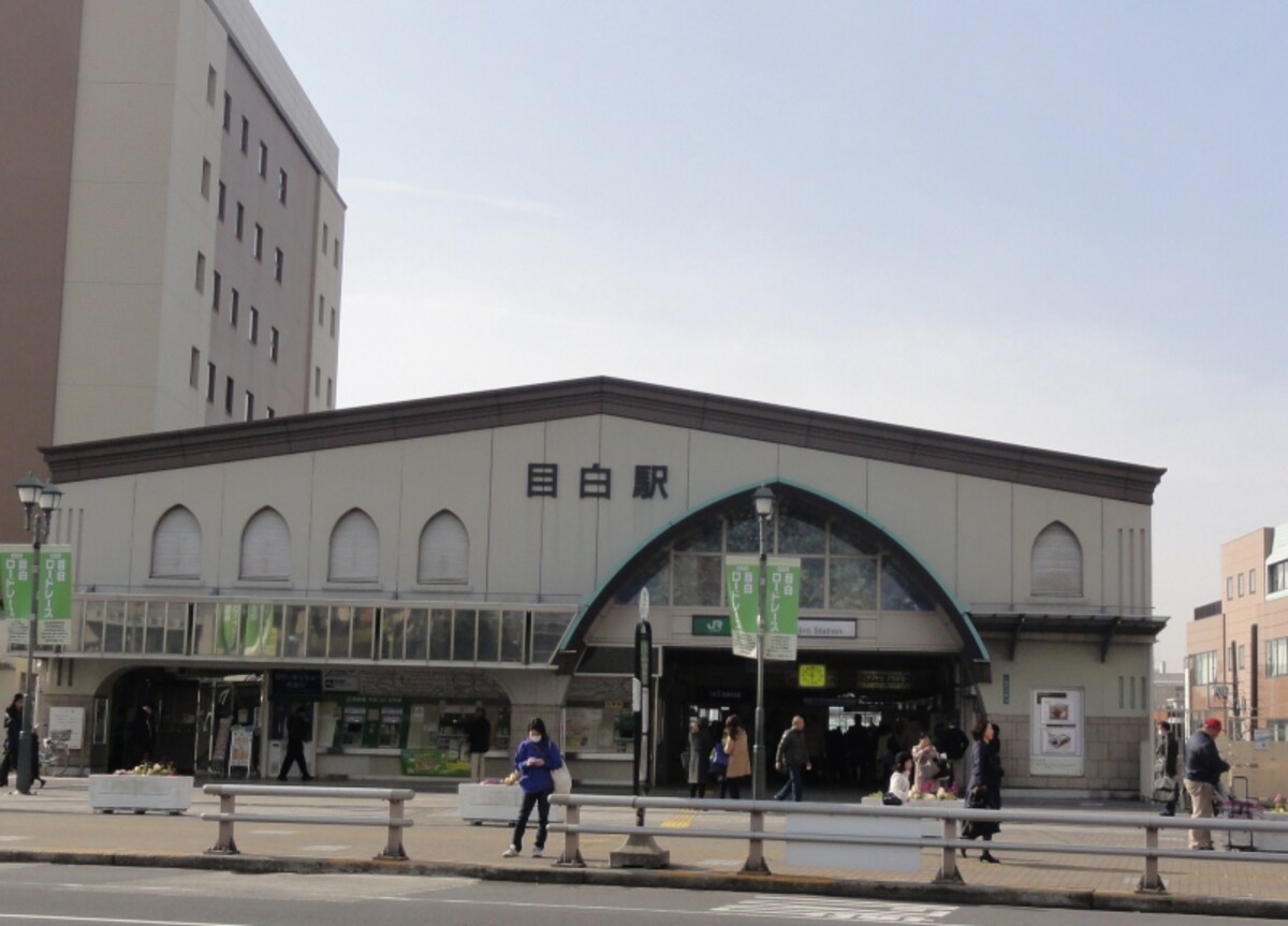 ホームは駅舎の下にある。