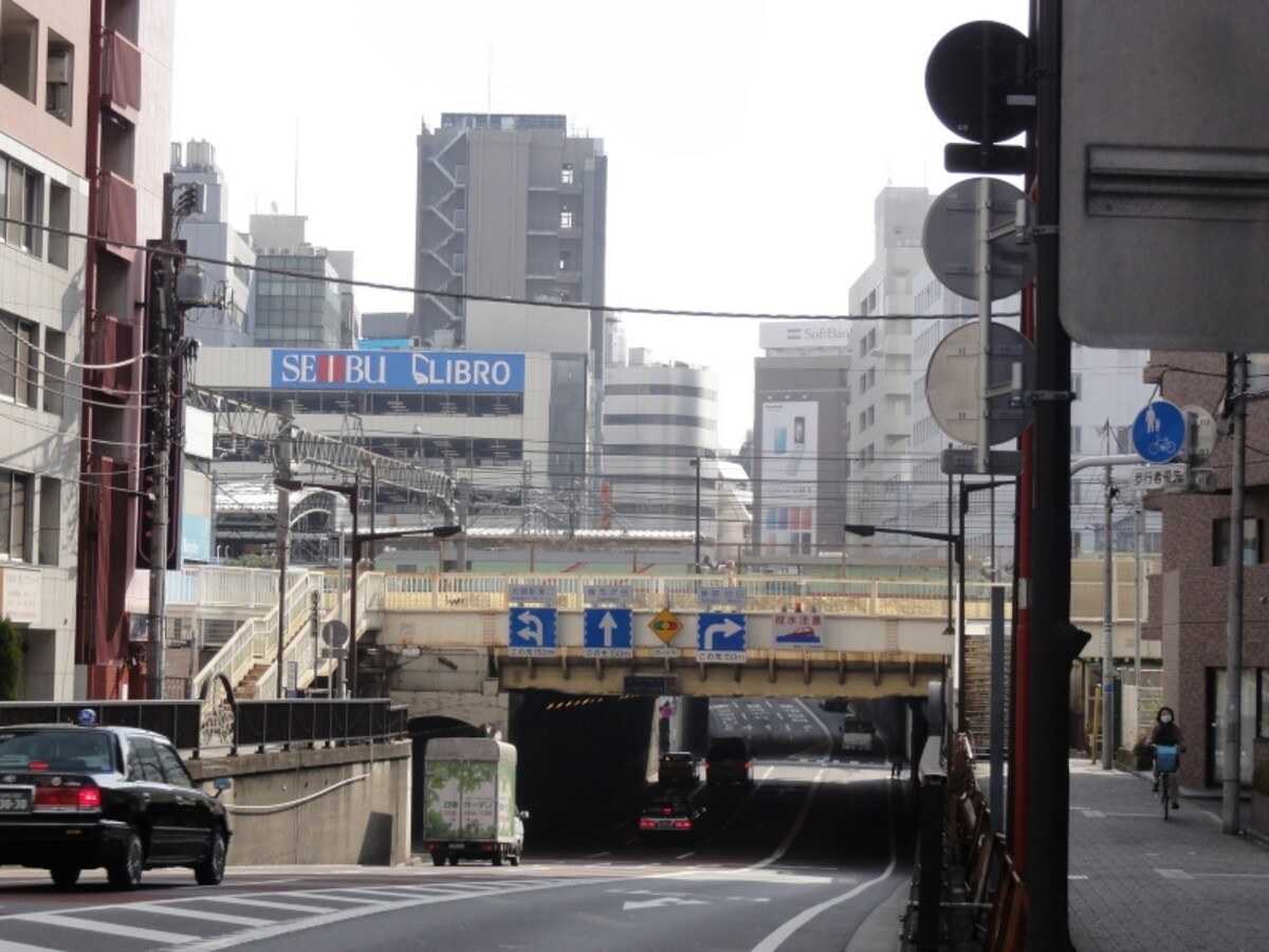 このガードの先は明治通りになる