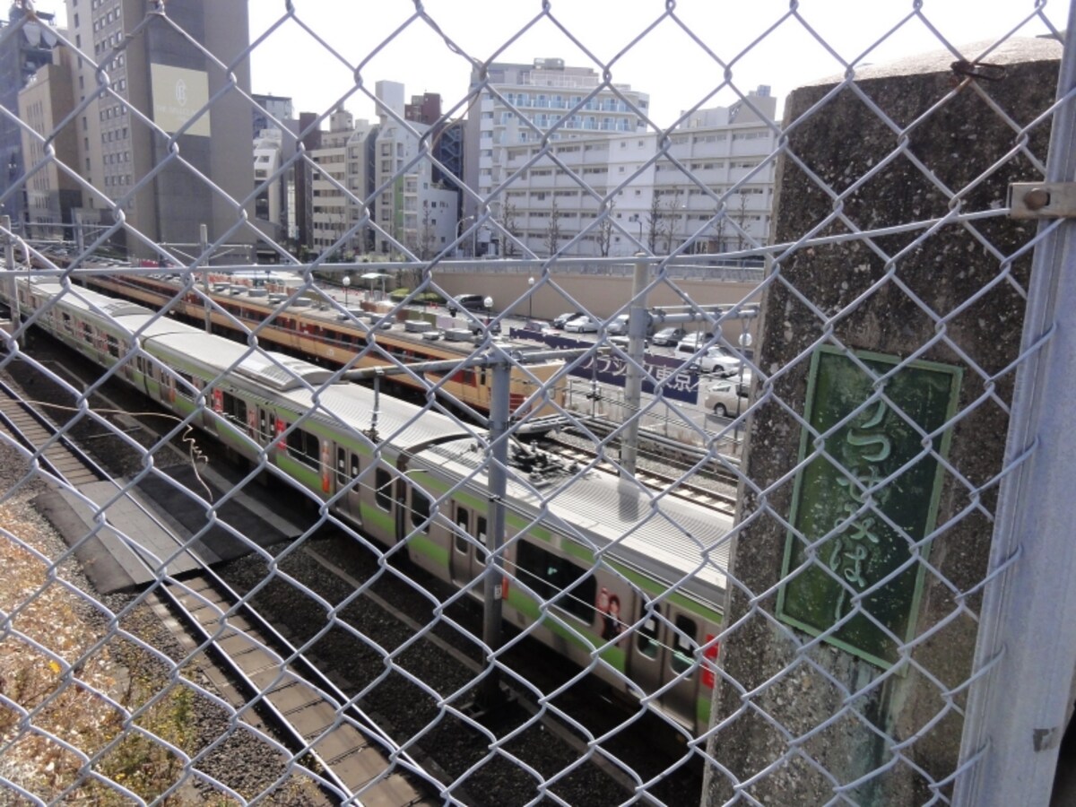 この橋から大塚駅のホームが見える