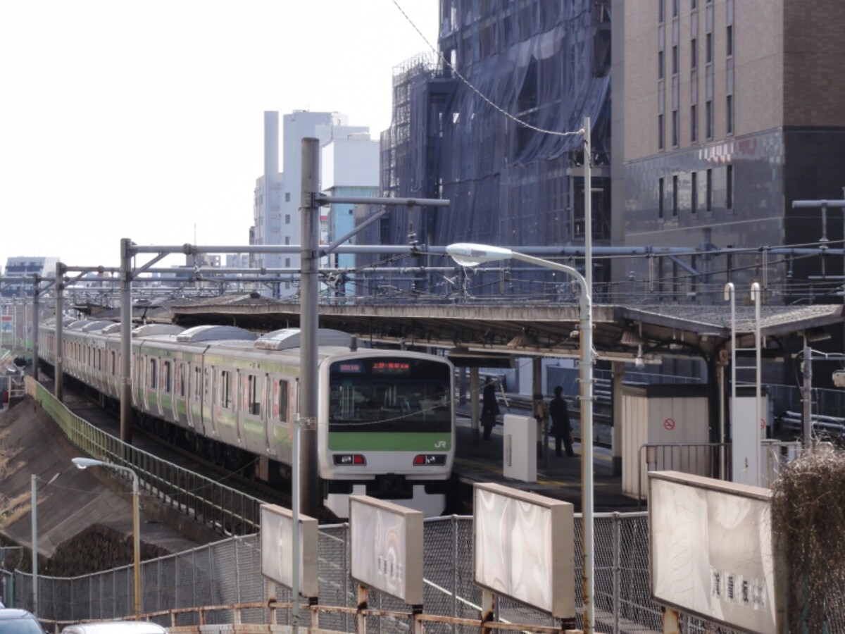 下り坂からホームを見上げるように進む