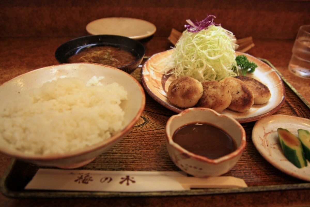 上質な豚ヒレ肉をオーブンでじっくりと焼き上げた、コロンとしたカツ