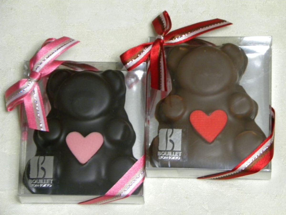 「セバスチャン・ブイエ」の「ギモーブショコラ ヌヌース」(バニーユ×ミルクチョコ／フランボワーズ×ビターチョコ　各735円)
