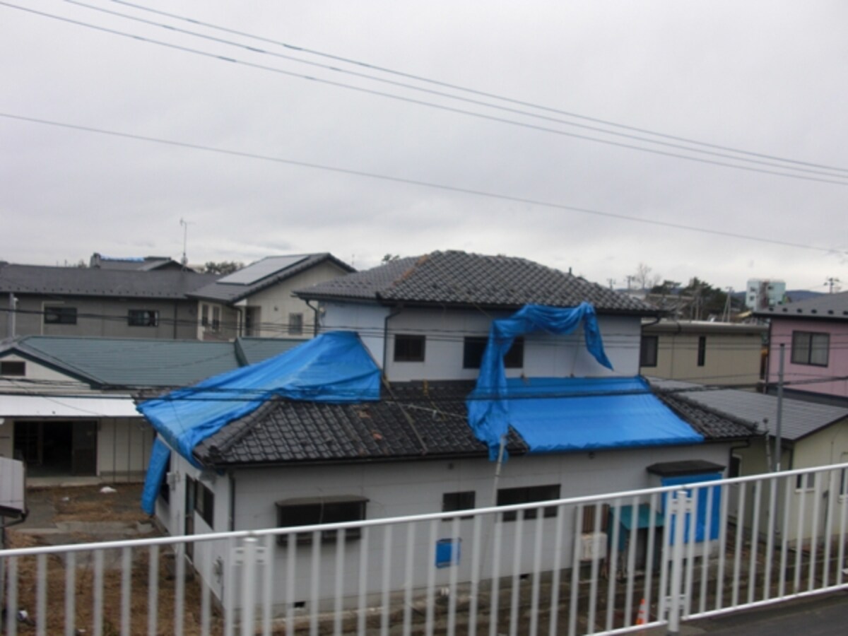 ブルーシートがかかったままの住宅