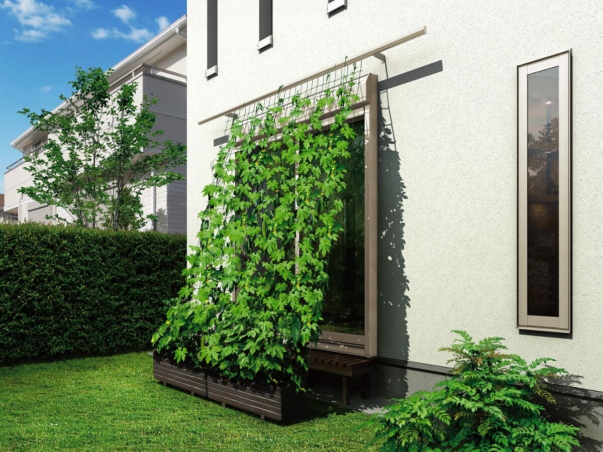 簾やよしずを設置することができるアイテム。つる植物を這わせてグリーンカーテンをつくることも。[グリーンバー ゴーヤバーとして利用 H2]　YKKAP