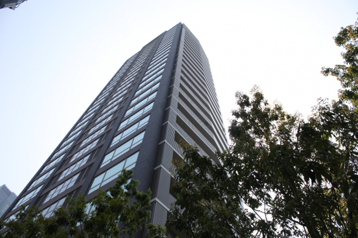 隣り合う2棟のマンションを一体に建て替えた「アトラスタワー六本木」
