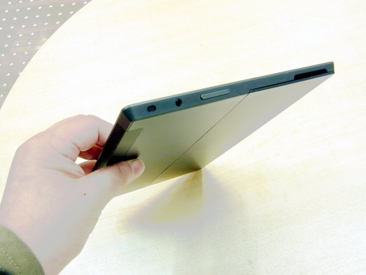 Kickstandの展開スリットのある左側面