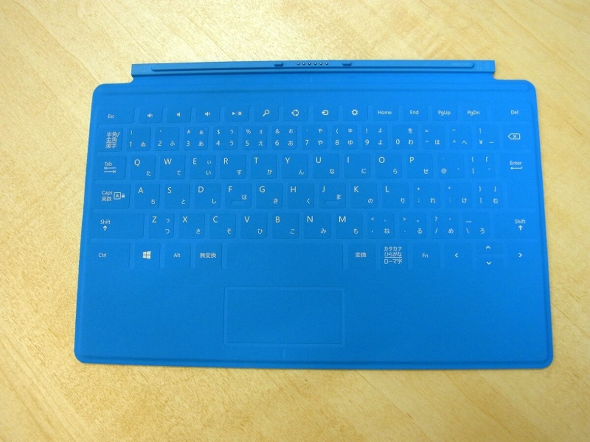 本体セットでも12mmという薄さのタッチカバー（キーボード面）
