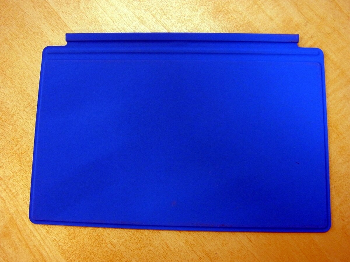 本体セットでも12mmという薄さのタッチカバー（カバー面）