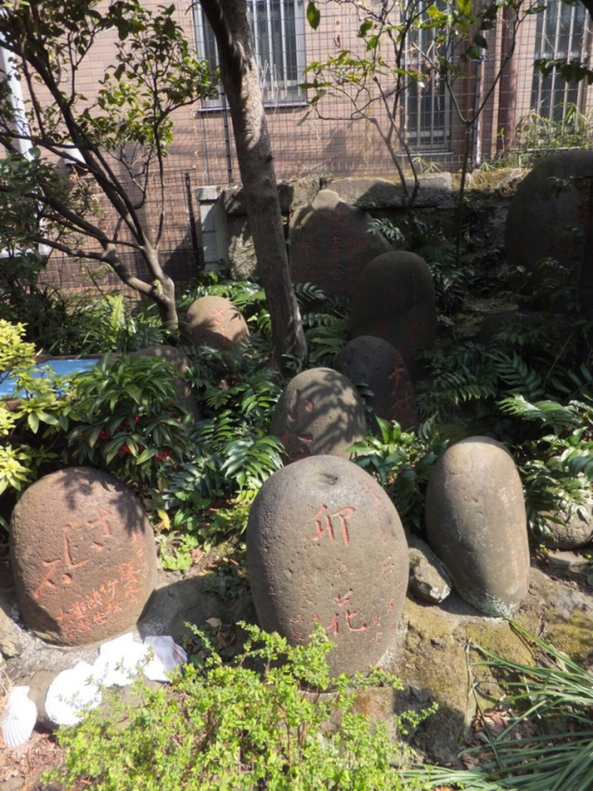 かつて若者達が力自慢を競った力石