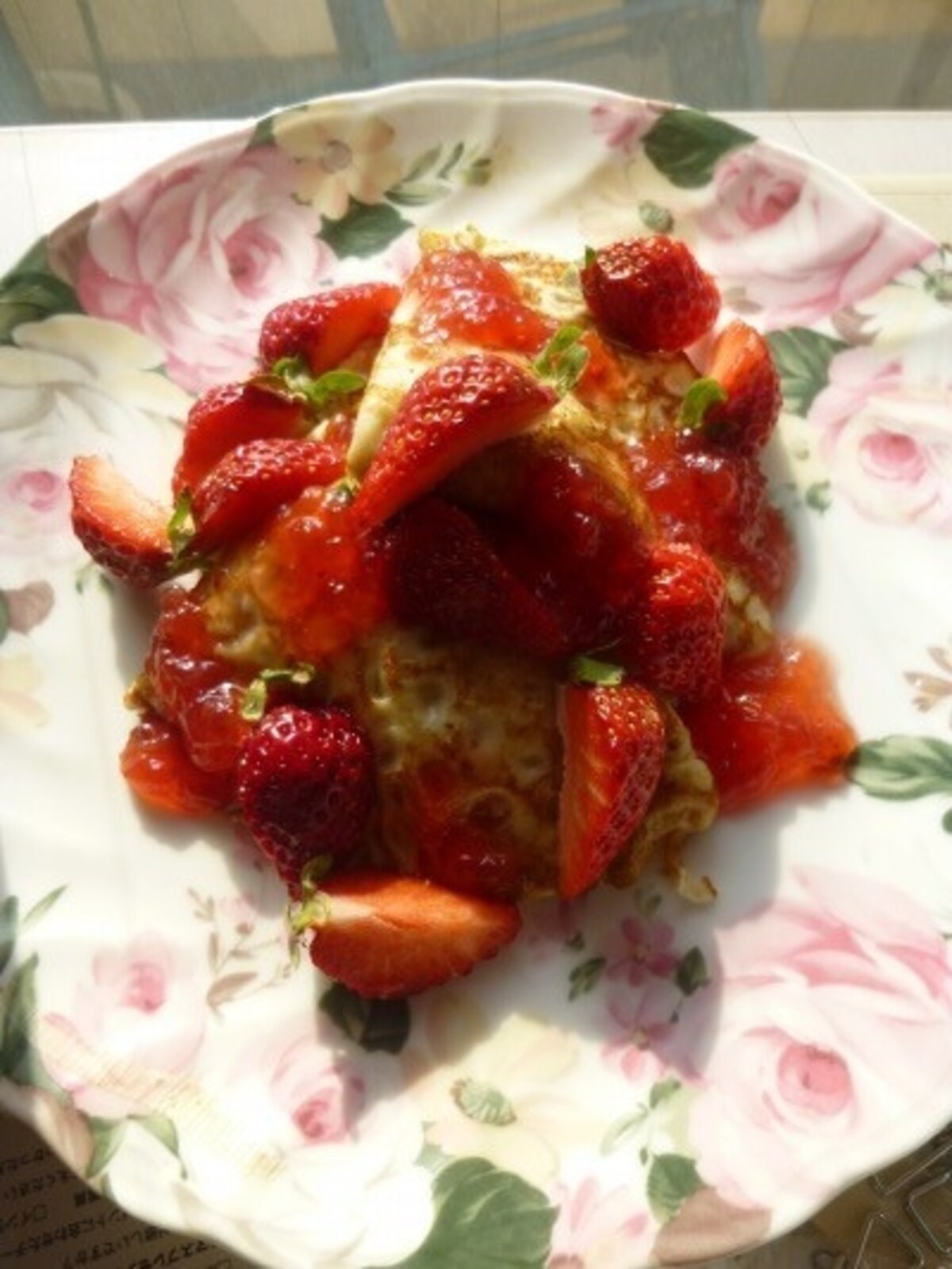 ジャムとフルーツを盛り付けたパンケーキ　