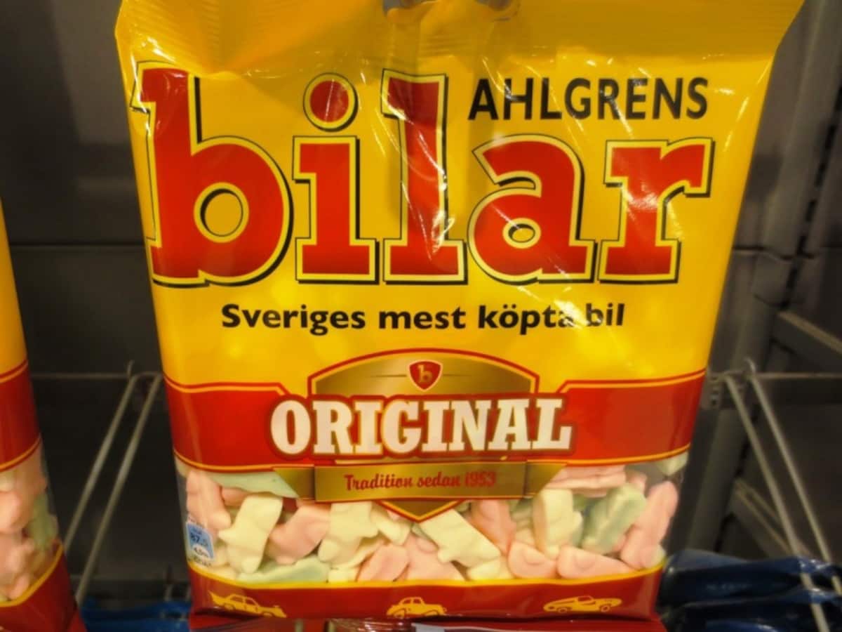 袋入りの中のお勧めは「Bilar（ビ－ラル）」です。スウェーデン語で「車」という名前のこのグミは、ひとつひとつが車の形をしています。定番の味から、時々、キャンピングカーが出たり、車のタイヤがでたりと面白いアイデアで商品を並べています。