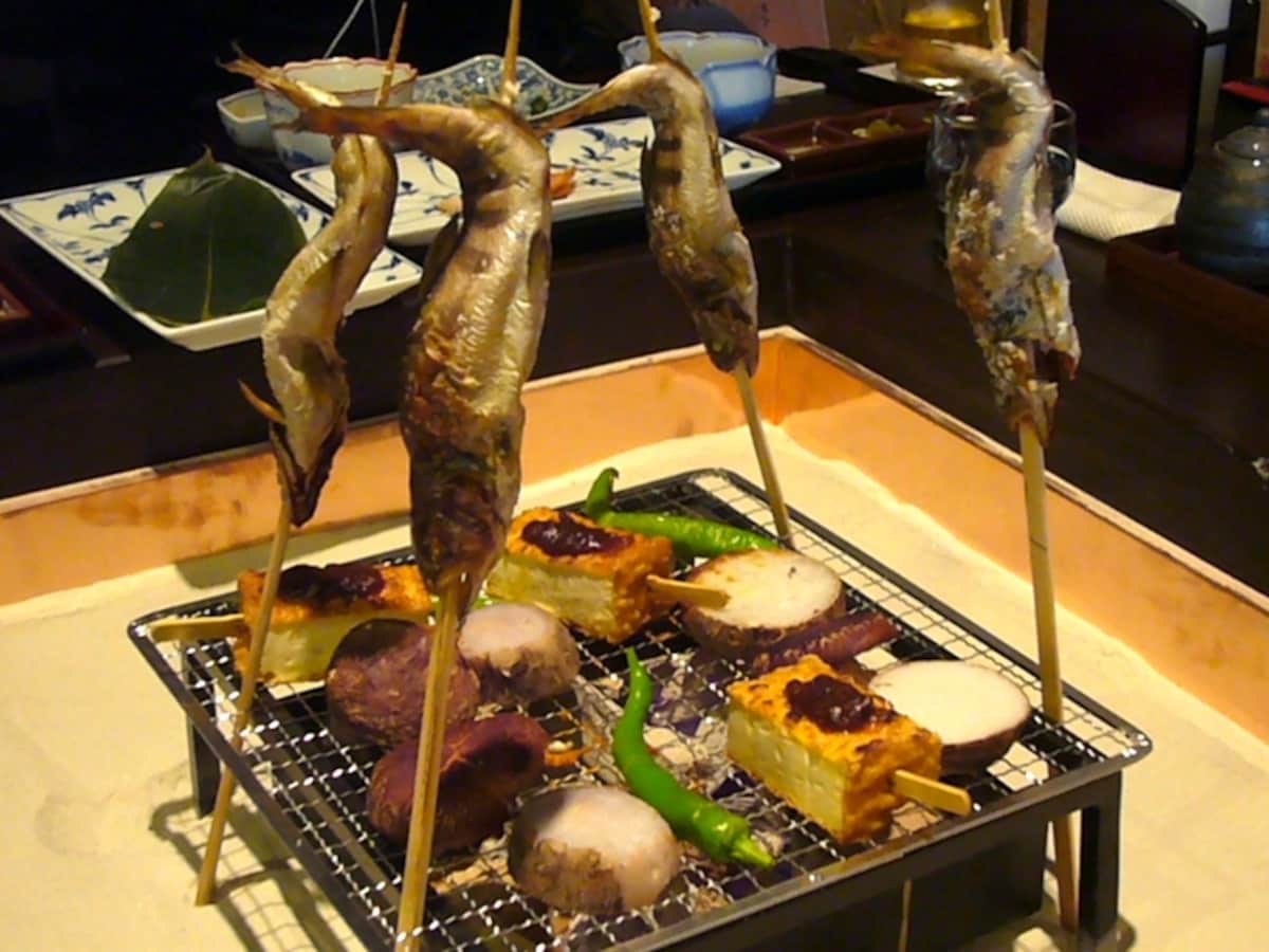 囲炉裏テーブルでいただく料理