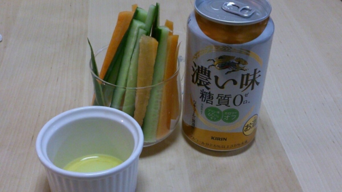 糖質オフビールと野菜スティック　