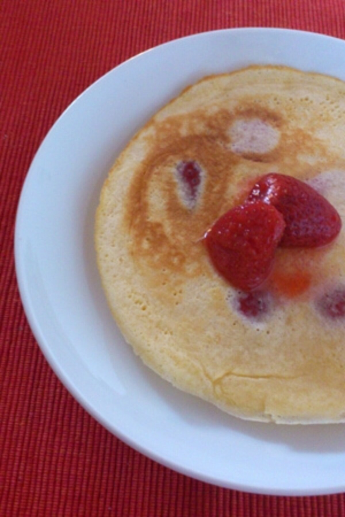 ちょっと古くなったイチゴをパンケーキに