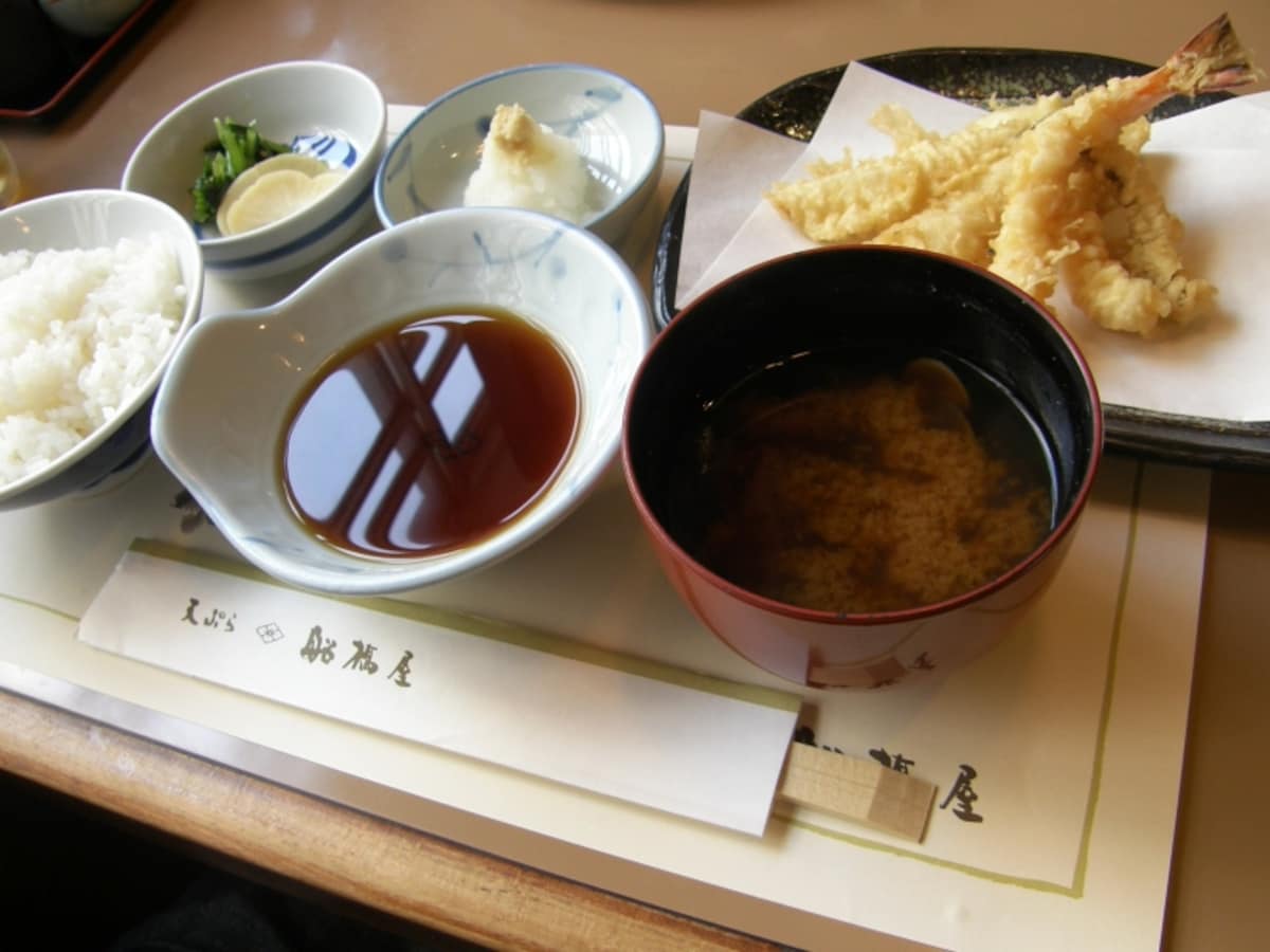 1階はおさえめの照明、2階のテーブル席は外光が入る