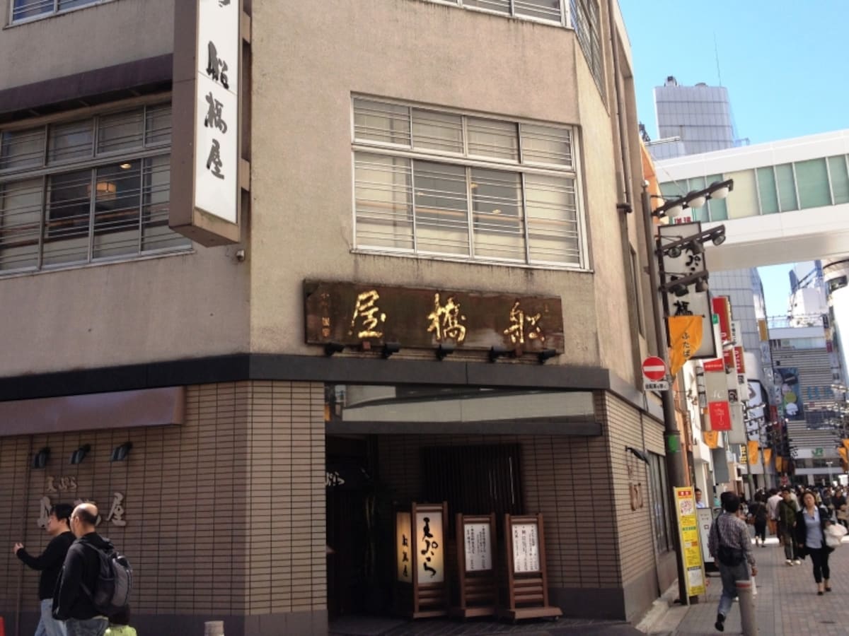 角地で斜めに入り口を配した同店店頭