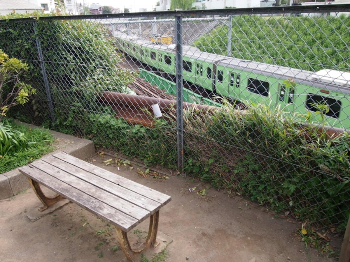 小さな公園にこんなベンチが２つほどある。