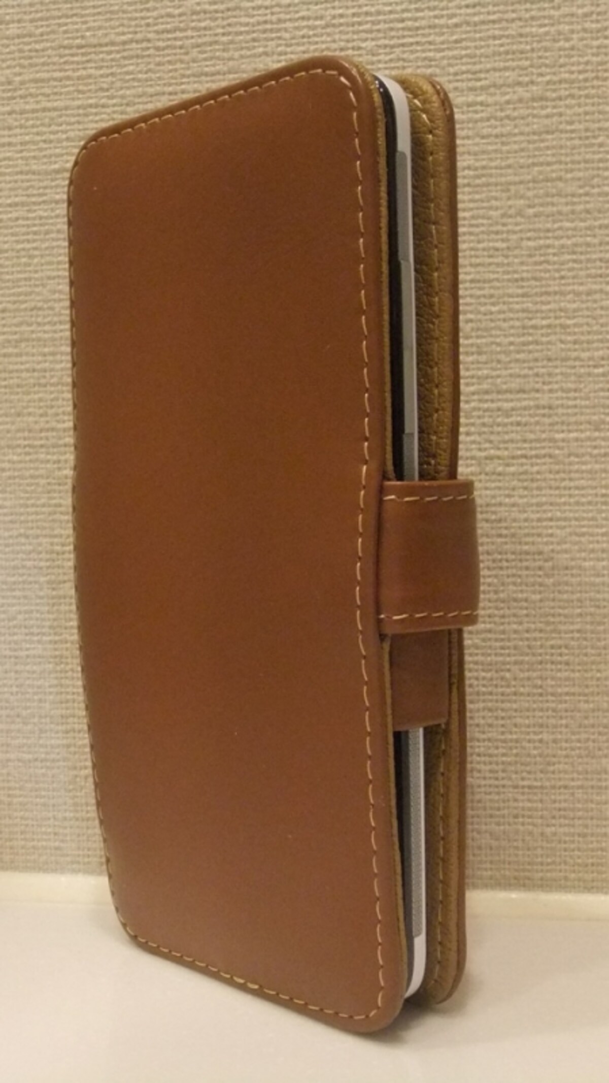 ブラウンの革カバー。高級感のある質感です。