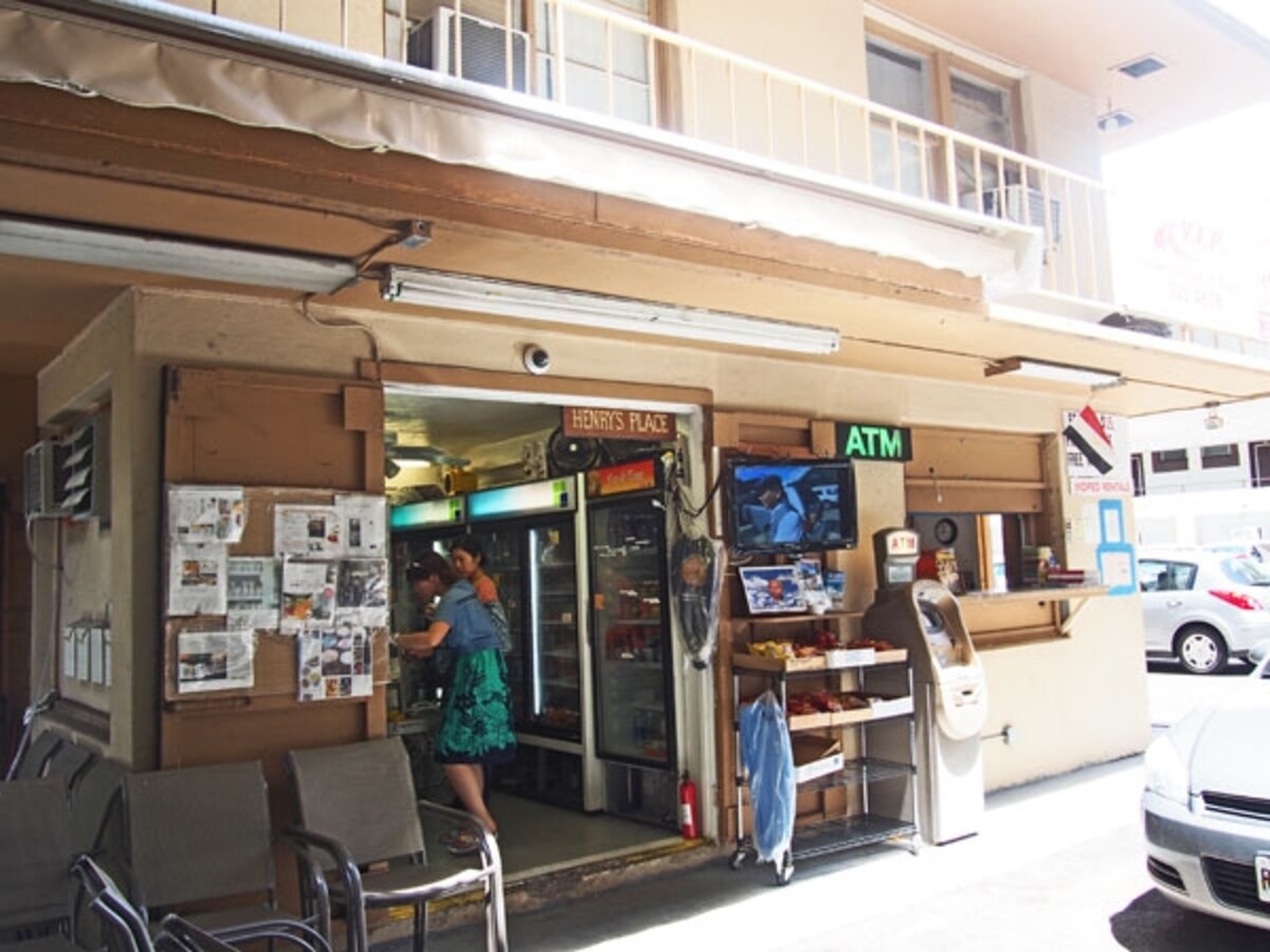 小さな店構えですが、その人気はワイキキ西エリアでダントツ。ガイドブックの常連です