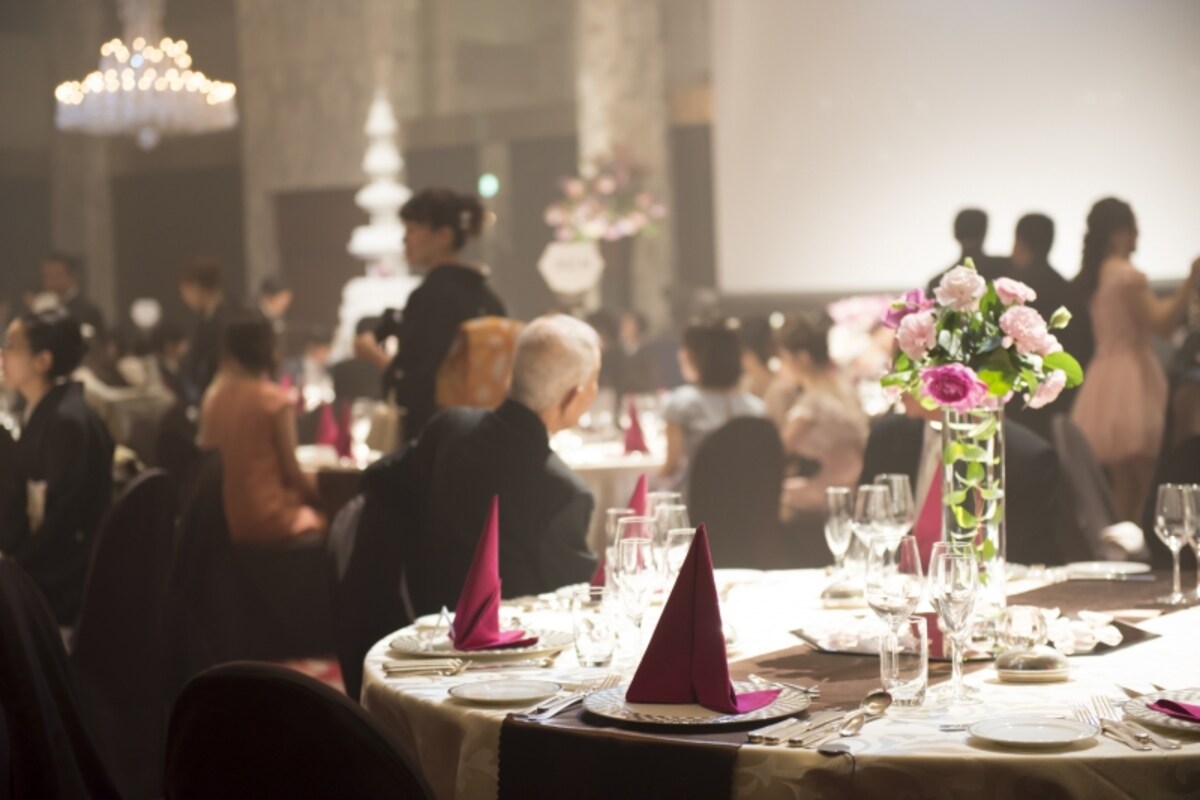 何かと高額になりがちな結婚式の費用。これをカード払いにすると色々な点でお得