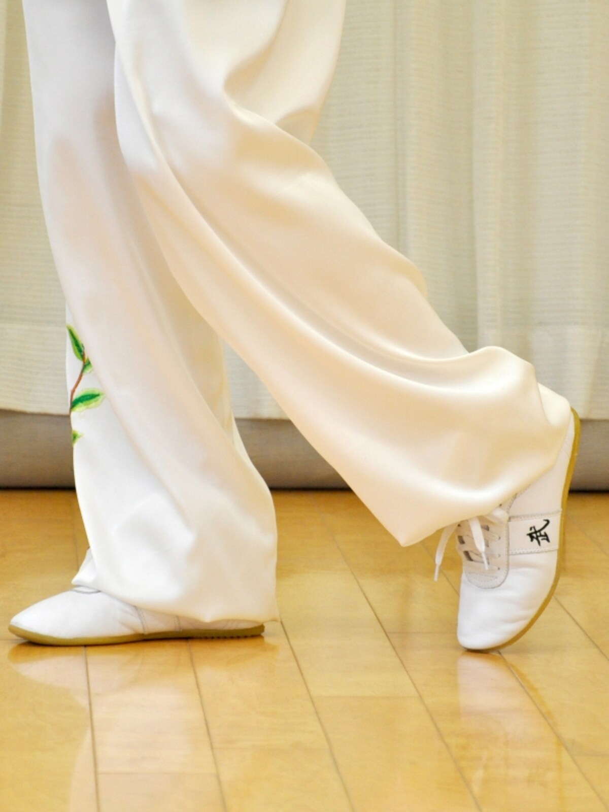 足首をまわす