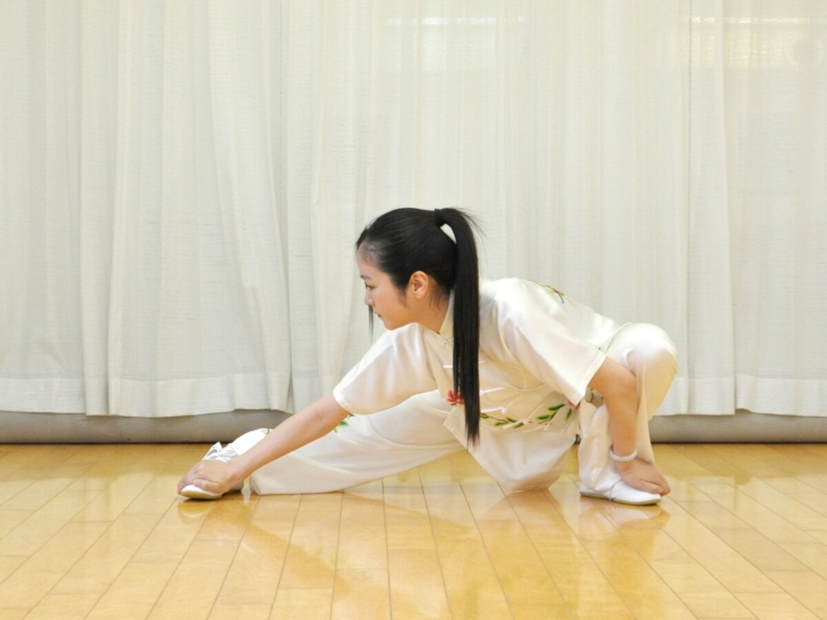 準備運動で全身の可動ポイントを動かしていくと少しずつ体が柔らかくなります