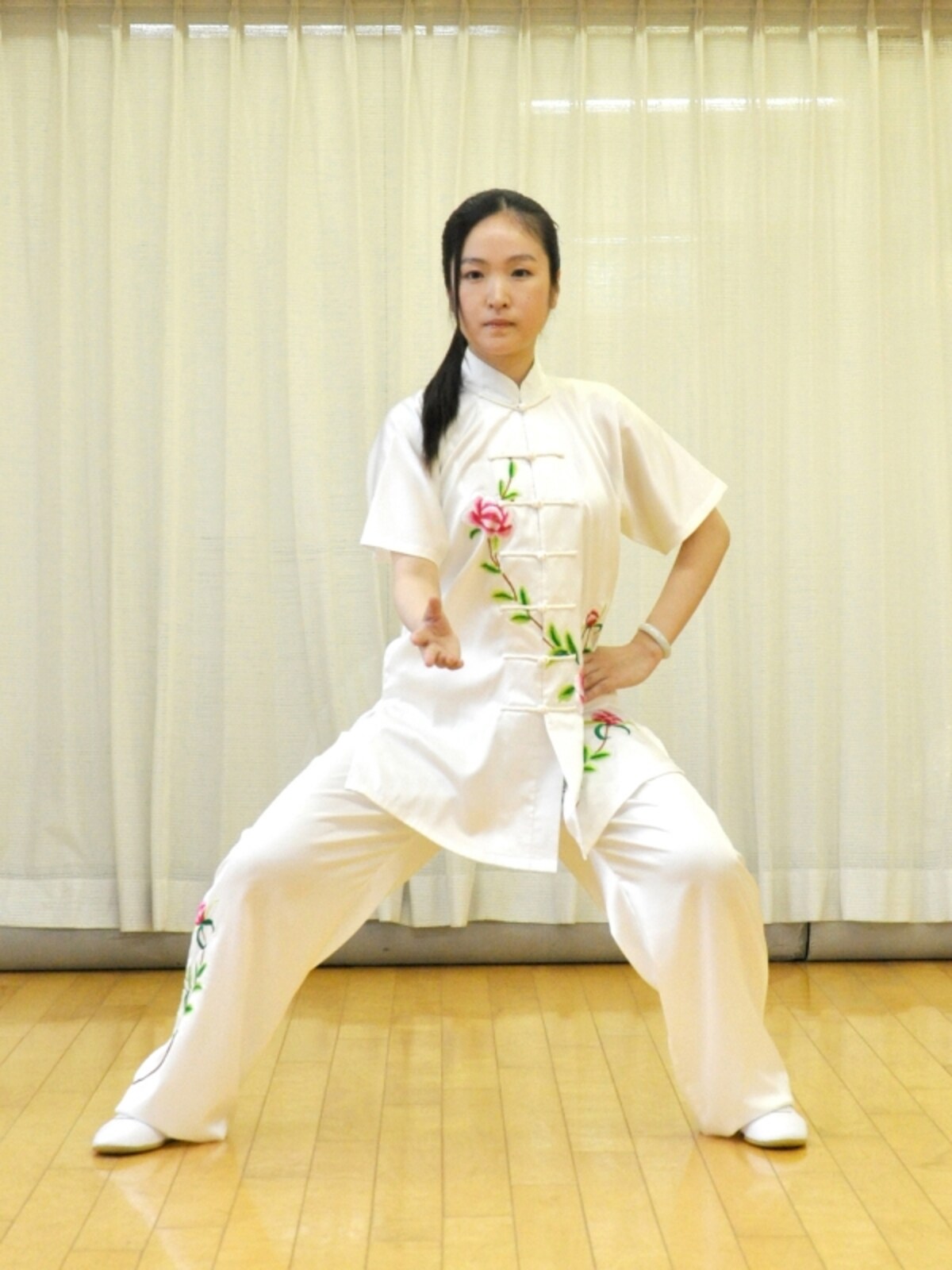 4.手をお腹の真ん中まで運ぶ