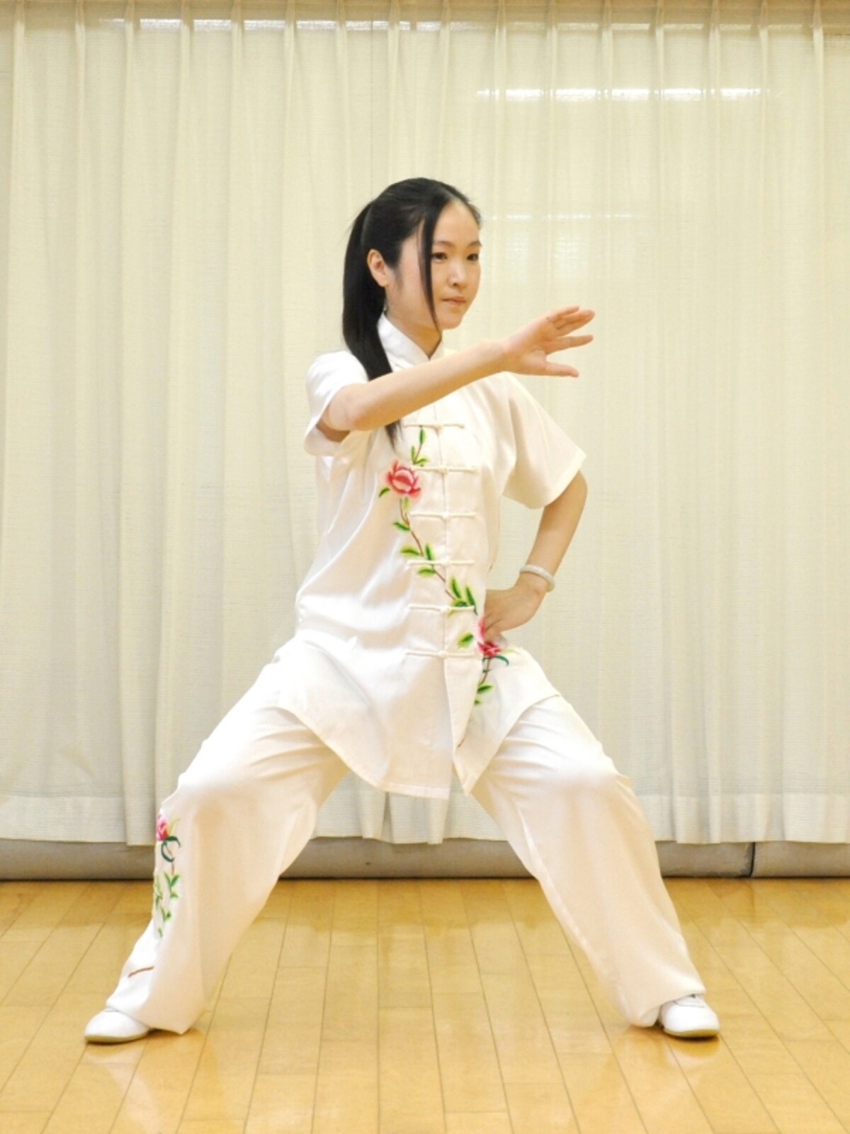 6.再び親指を下に回転してゆっくりと開く