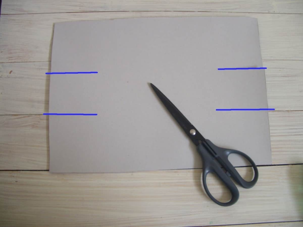 厚紙の両端に切り込みを入れる